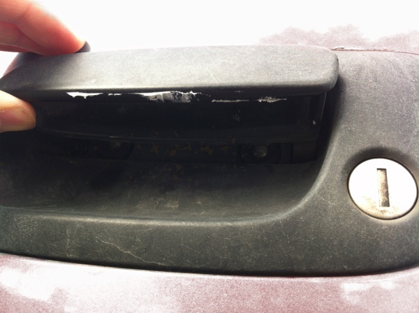 Kuva auton ovenkahvasta, joka on käsitelty myrkyllä. / A picture depicting a car door handle laced with poison.